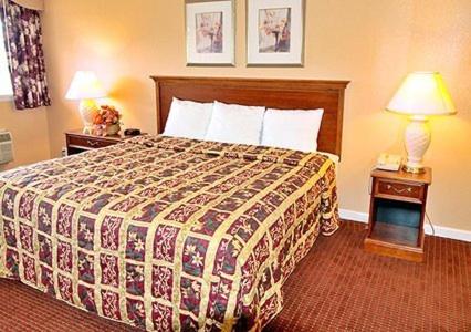 Double Room with Two Double Beds - Smoking at Parkway Inn Philadelphia Airport, photo 3